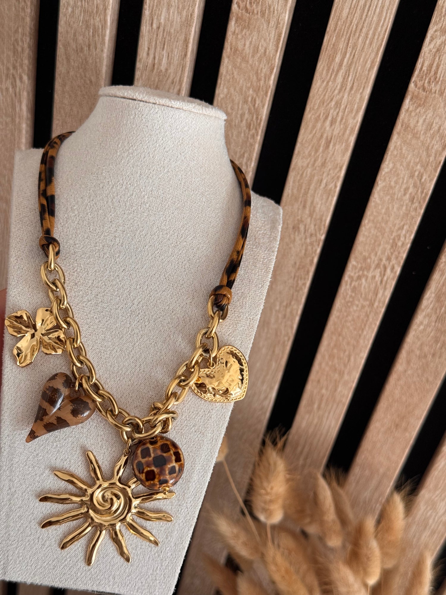 Collier Leo