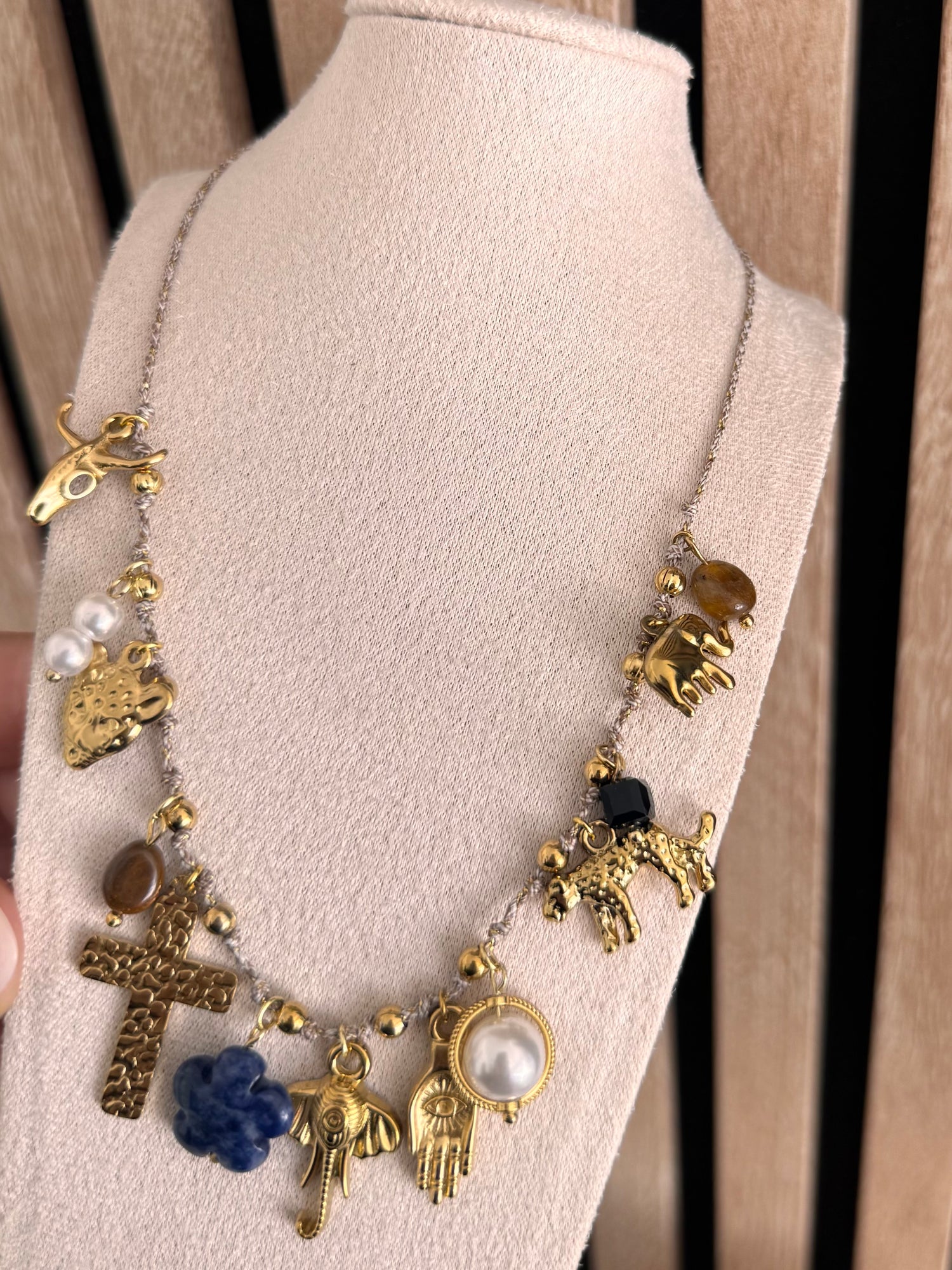 Collier Isis