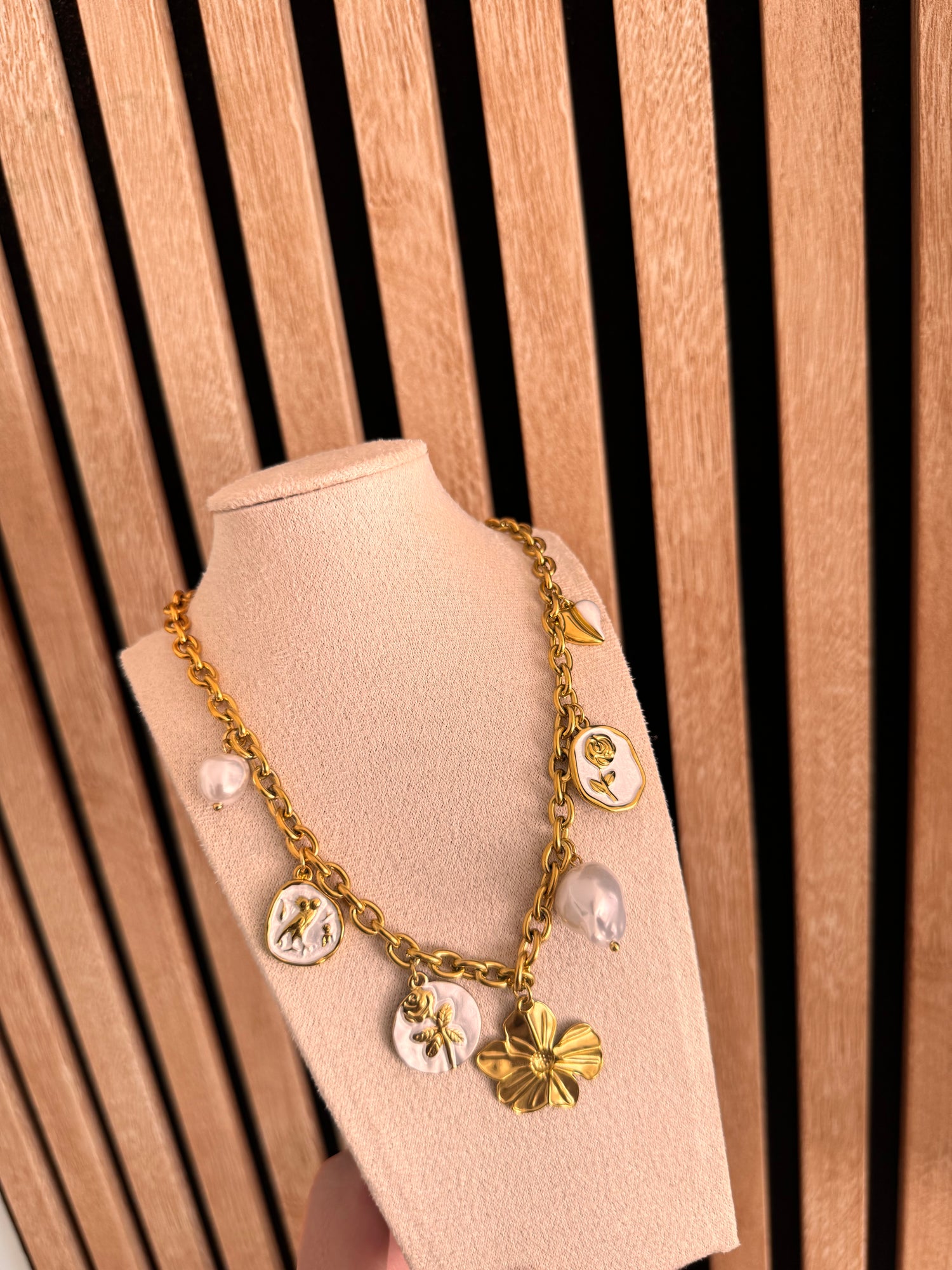 Collier Elara