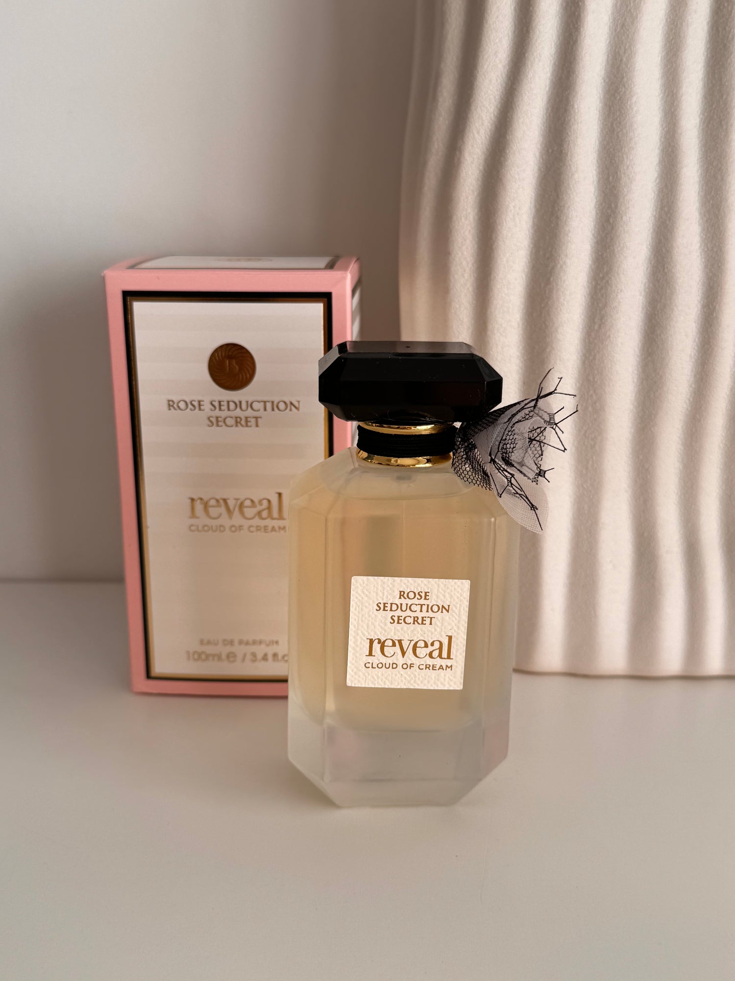 Reveal cloud of cream